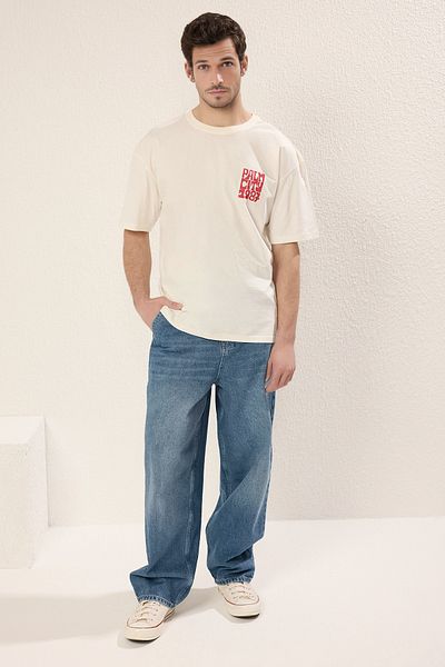 Trendyol Collection Μπλουζάκι εκρού Oversize/Wide Cut Crew Neck με φουσκωτή πλάτη εμπριμέ TMNSS25TS00044