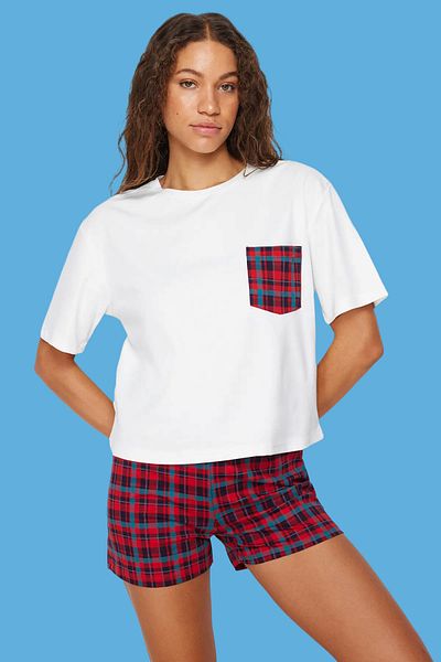 Trendyol Collection Kostkovaná bílá pyžamová souprava – 100% bavlna, vícebarevná THMSS24PT00037