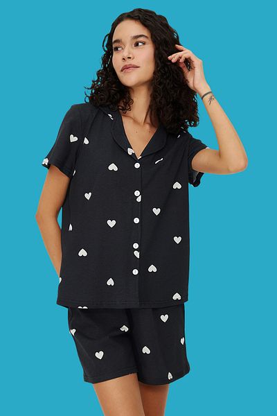 Trendyol Collection Schwarzes Pyjama-Set aus 100 % Baumwolle mit Herzmuster und Shorts THMSS21PT0756