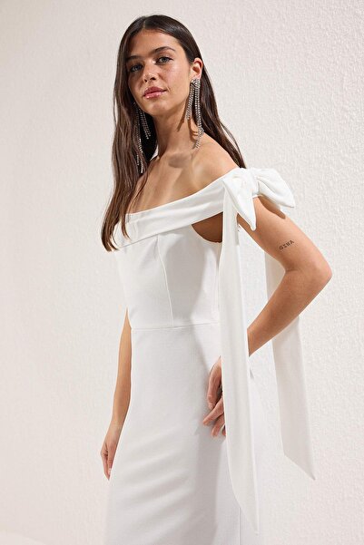 Trendyol Collection Λευκό Εφαρμοσμένο στο σώμα Φιόγκος ώμου Λεπτομερές πλεκτό κομψό βραδινό φόρεμα Νυχτερινό φόρεμα αποφοίτησης TPRSS25EL00293