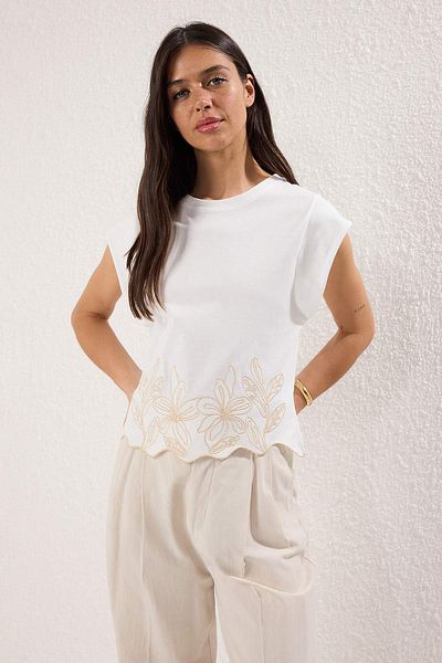 Trendyol Collection Ecru Embroidered Regular/Normal Fit Knitted T-Shirt Twoss25Ts00209