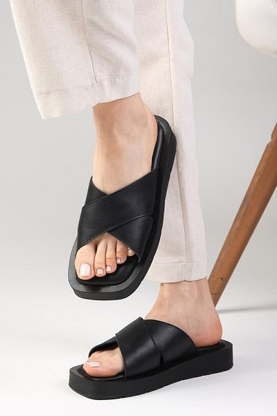 Mio Gusto Bess Black Thick Soled Women's Slippers