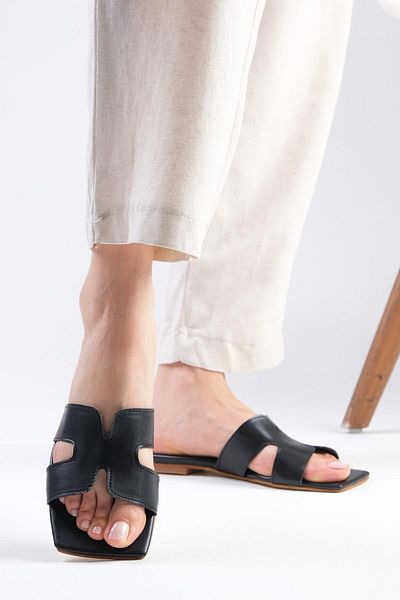 Mio Gusto Margo Black Blunt Toe Women's Slippers