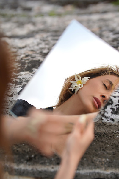 Ju Maris أقراط الزهرة المطلقة