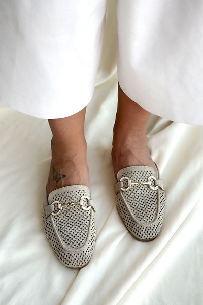 Shoebutik Papuci de damă Capri Bej cu detaliu de cataramă