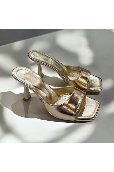 runa shoes نعال بكعب من الجلد اللامع