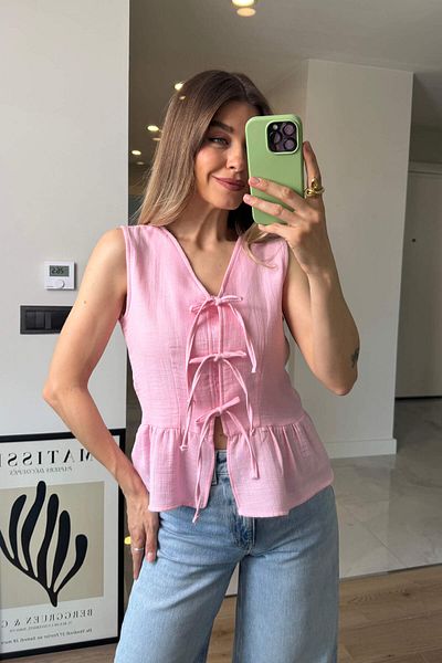 Sue Store Муселинова блуза без ръкави с връзки отпред в прашно розово