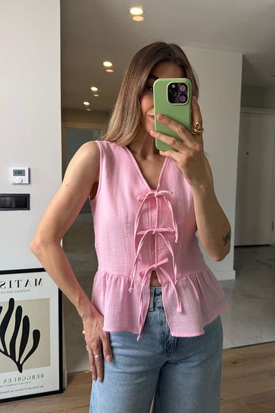 Sue Store Муселинова блуза без ръкави с връзки отпред в прашно розово