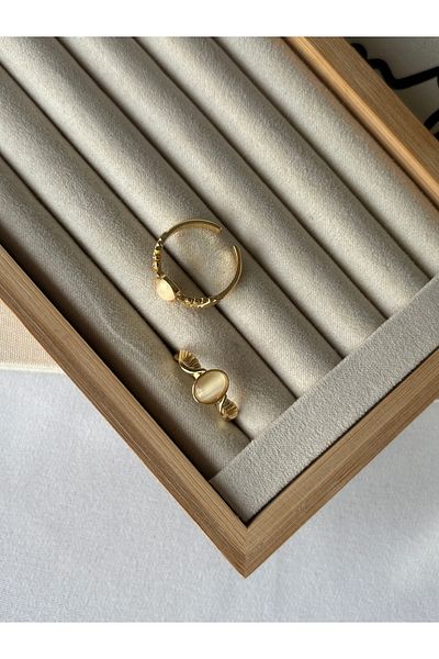 ringbox White Oval Stone Wing Ring