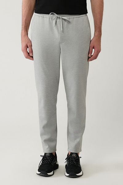 Avva Ανδρικό ανοιχτό γκρι παντελόνι Jogger με χαλαρή εφαρμογή με πλαϊνές τσέπες B003005