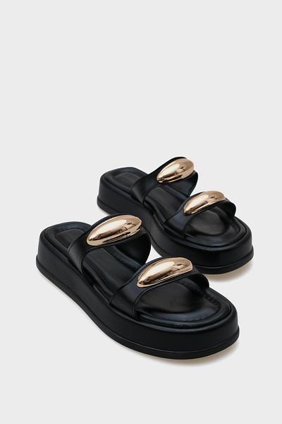 Capone Outfitters شبشب نسائي بكعب عريض بإبزيم معدني مزدوج من Marna