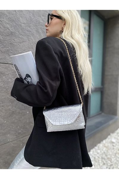 vagues Geantă de mână și de umăr pentru femei Krok Clucth Jake cu curea lungă argintie