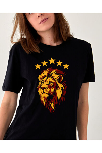 Lion Under The Stars Kadın Tişört