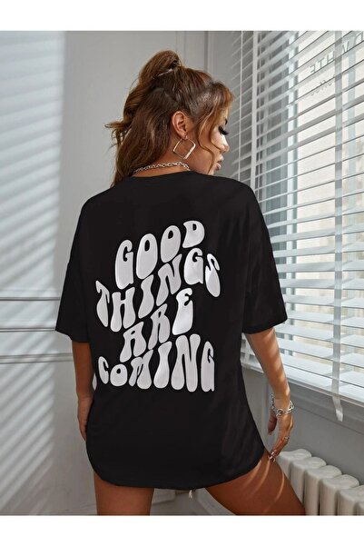 DUBU BUTİK Μπλουζάκι Good Things - Μαύρο εμπριμέ κοντομάνικο μπλουζάκι με λαιμόκοψη