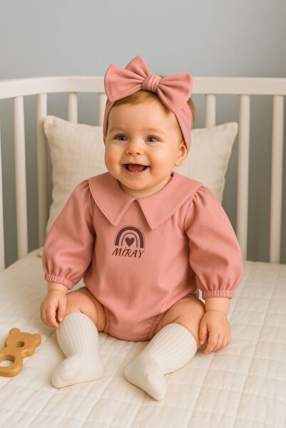 Minytrendy Kız Bebek Isimli Yenidoğan Tulumromper Takım Üçgen Yaka Bandanalı Balon Kol Hediyelik Mevlüt Takımı