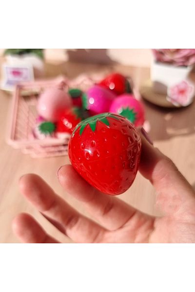 Ushas Balsam pentru Buze, Formă de Căpșună, 11g – Hidratare Intensă și Protecție pentru Buze