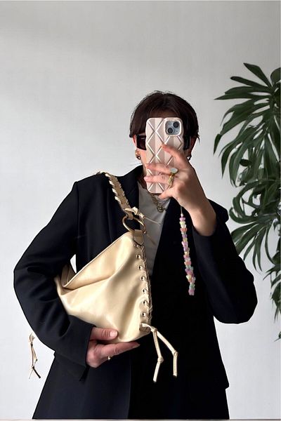 Yuka Atelier Geantă de umăr bagheta de mărime medie din piele artificială Gigi