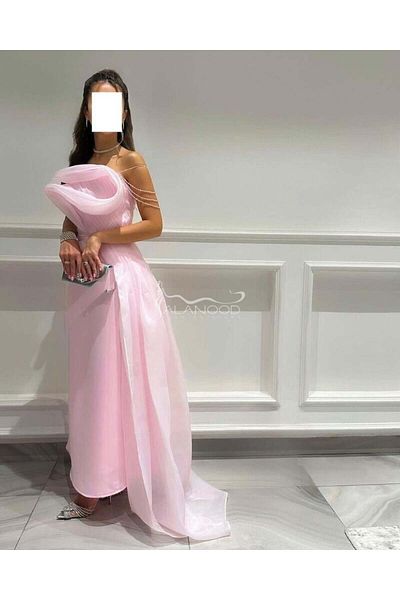 ALANOOD FASHION A distinctive pink dress with a modern touch.
