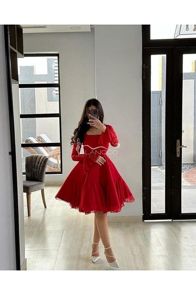 ALANOOD FASHION A short, fluffy red dress with a luxurious, modern design