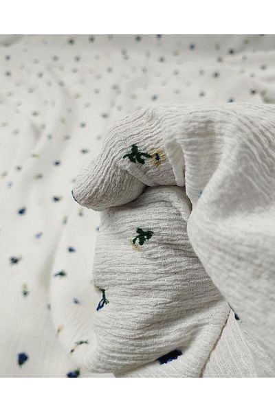 Kumaş Parça Model de flori crocante albastre pe alb, verde, jerseu înfășurat Lățime: 160