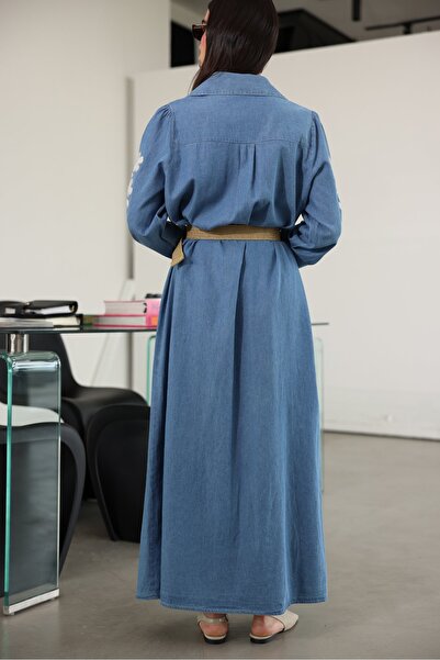 Özge Özgenç Hasır Kemerli İşlemeli Kot Elbise