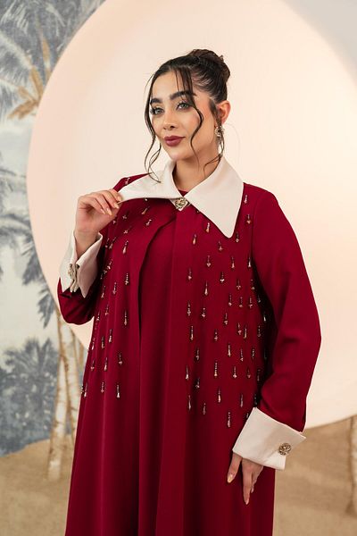 YAFA CLOTHING & ACCESSORIES عباية مطرزة باللؤلؤ طقم مكون من قطعتين باللون الأحمر