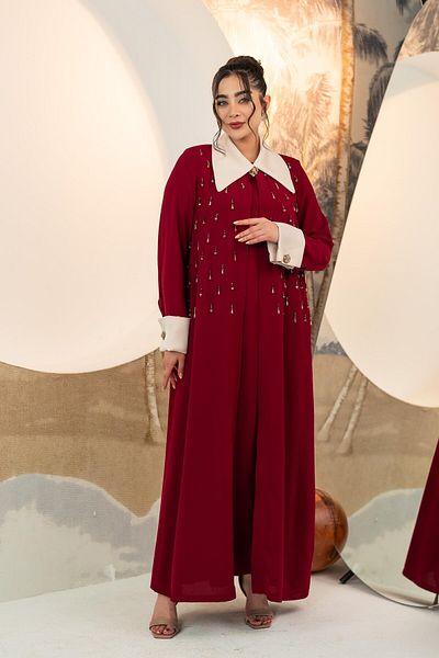 YAFA CLOTHING & ACCESSORIES عباية مطرزة باللؤلؤ طقم مكون من قطعتين باللون الأحمر