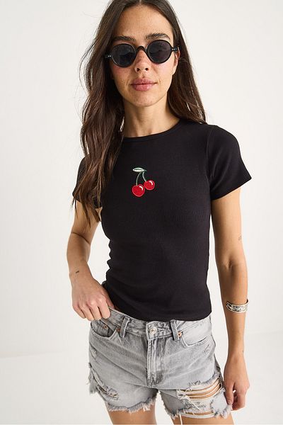 Bianco Lucci Women's Cherry Embroidered Ribbed Basic Crop T-Shirt 4053 60283400