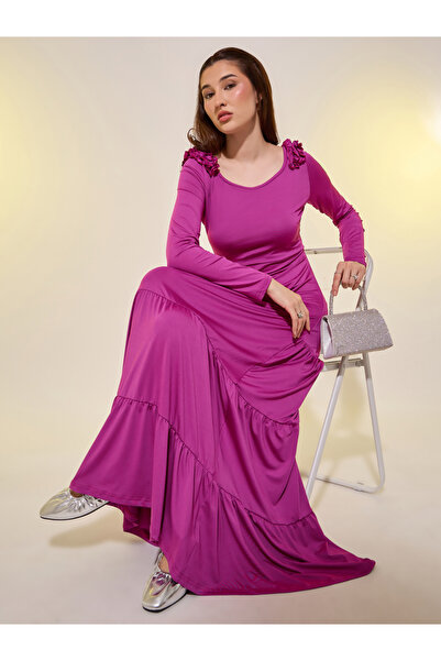 Styli فستان ماكسي وردي سادة بفتحة رقبة على شكل حرف V وحواف مكشكشة