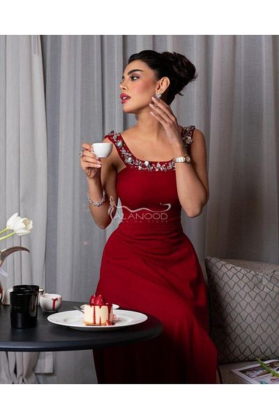 ALANOOD FASHION A glamorous and feminine red dress