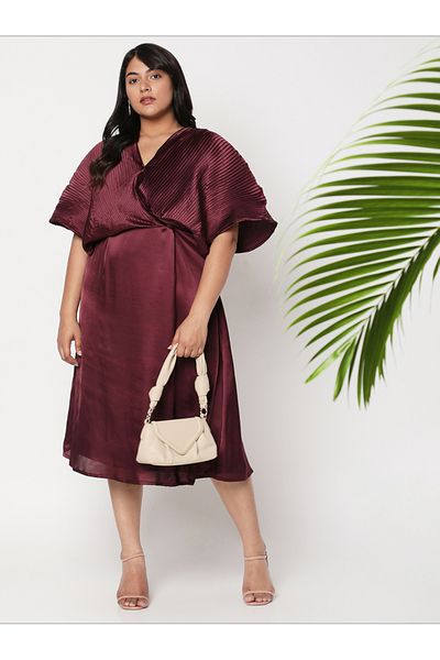 Mish By Styli فستان سادة بقصّة على شكل حرف V وتفاصيل مطوية