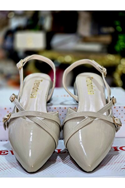 trendnisa حذاء باليه نسائي من الجلد الكريمي اللامع مزين بإبزيم مزدوج