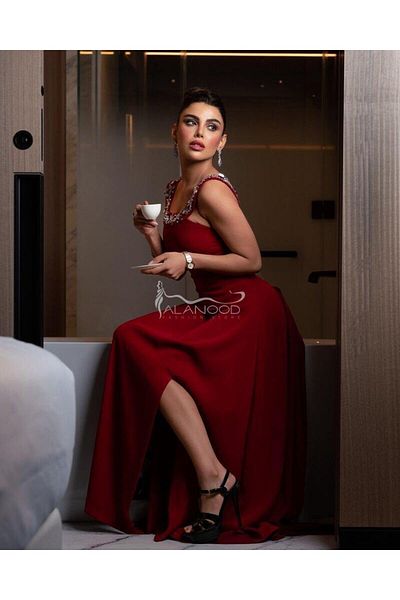 ALANOOD FASHION A glamorous and feminine red dress