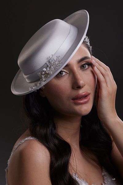Hayalperest boncuk Eleganță minimalistă: Fascinator cu ramură de cristal alb