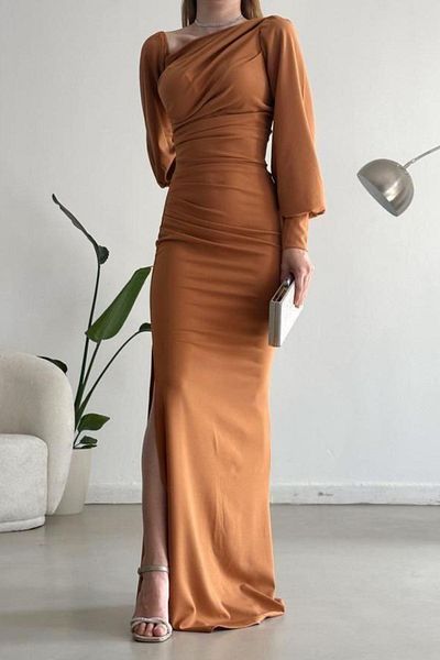 Modafeminen Λεπτομέρεια εξωτερικού χώρου με έναν ώμο Εισαγόμενο ύφασμα κρεπ μακρυμάνικο φόρεμα καφέ 582307