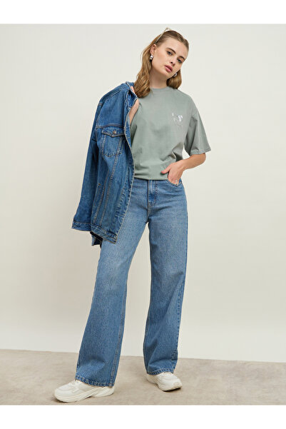 Styli تي شيرت طويل كبير الحجم مطبوع عليه شعار من رقائق معدنية مغسولة بالحامض