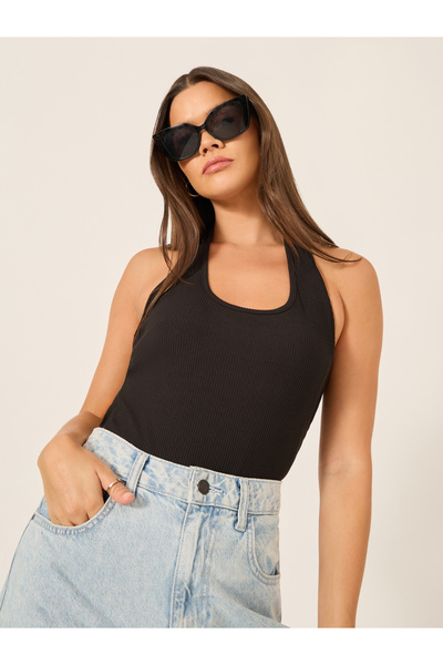 Styli تي شيرت بدون أكمام ضيق بفتحة رقبة على شكل حرف H مضلع