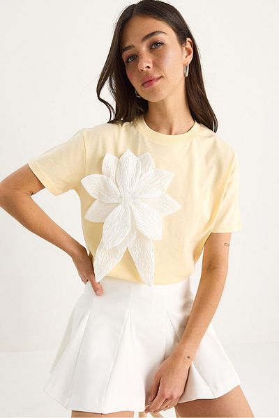 Bianco Lucci Women's Short Sleeve Cotton T-Shirt with Floral Accessories 60602040