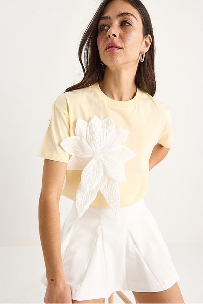 Bianco Lucci Women's Short Sleeve Cotton T-Shirt with Floral Accessories 60602040