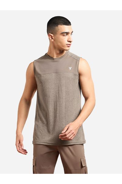 Technosport By Styli تي شيرت رجالي سادة بقصّة Slim Fit مع طباعة الشعار