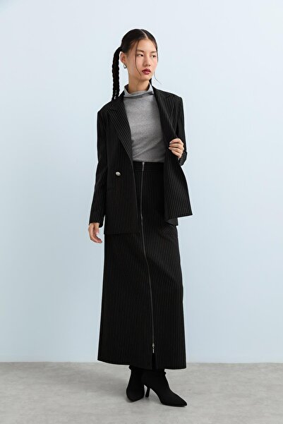 Nihan Önden Fermuarlı Çizgili Düz Etek Siyah