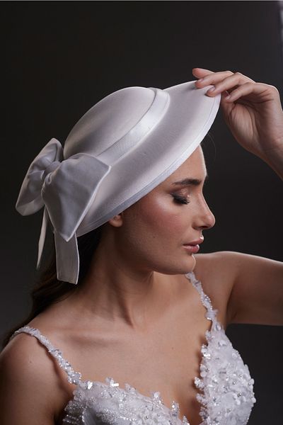 Hayalperest boncuk Eye-Catching White Derby Hat – Large Bow Detail