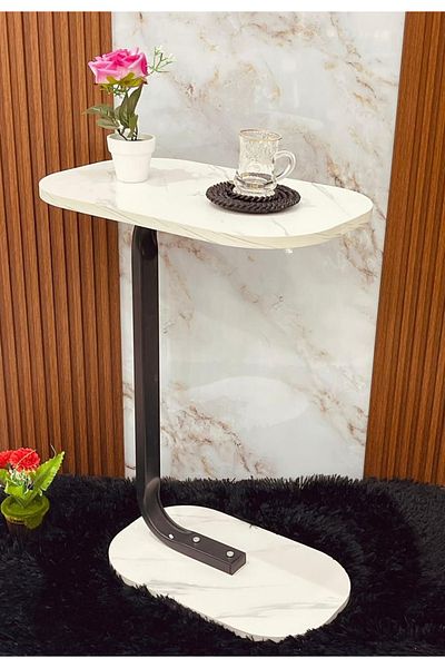 Un Versatile side table with a stylish and practical design for homes and offices
