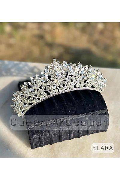 QUEEN AKSESUAR تاج الزفاف من Elara الماسي الأبيض والكريستال بتصميم فاخر وقبعة معدنية مع تصميم أصلي