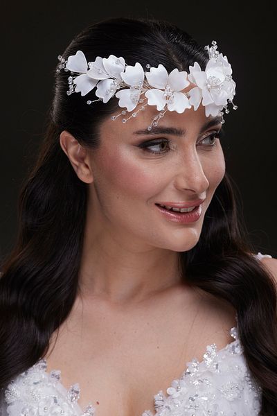 Hayalperest boncuk Bridal Headband with Plump Flowers and Beads - Fairytale Grace