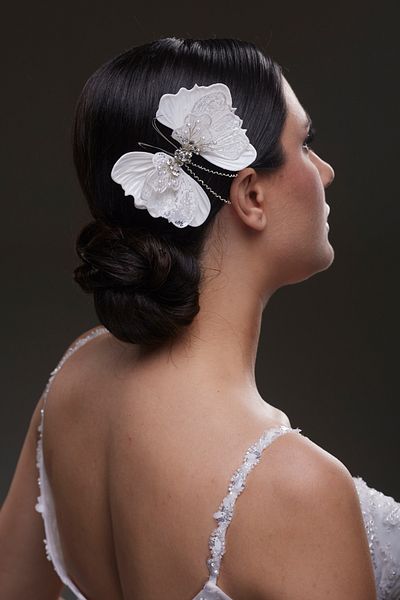 Hayalperest boncuk Eye-Catching Big Flower Bridal Hair Clip with Lace Detail
