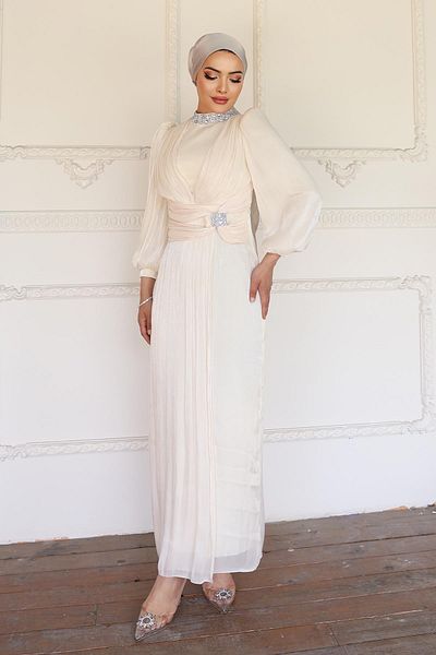 Olcay Yoryo Seiden-Hijab-Abendkleid mit Schleife und Kragen aus Steinstoff, Elfenbein 1236