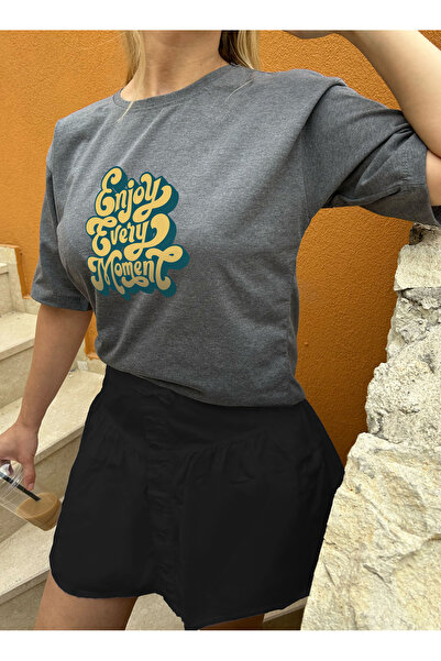 ClubSpaceAstro استمتع بكل لحظة تي شيرت نسائي كبير الحجم مطبوع - مريح، طراز كا...