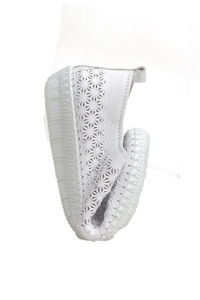 StWenn Genuine Leather Perforated Flower Patterned Comfortable Daily Shoes