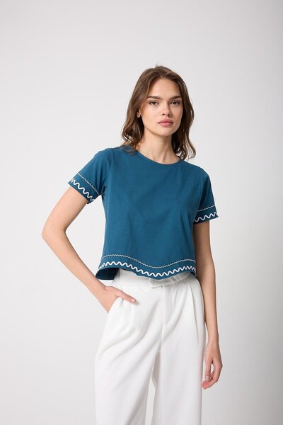 AMİDA Γυναικείο μπλουζάκι με κέντημα Indigo με λεπτομέρεια κοπής με λέιζερ - 2520